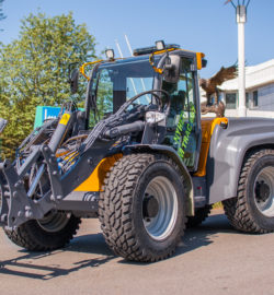 Kommunaaltraktor LM TRAC 687